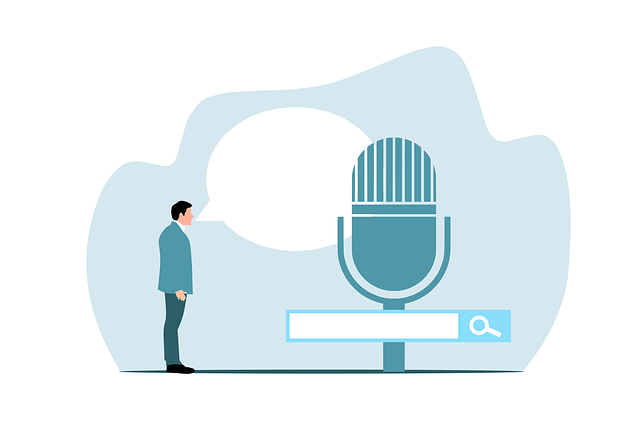 Homme debout à côté d'un grand microphone avec une barre de recherche, illustratif de la révolution du contrôle vocal ou du concept de podcasting.