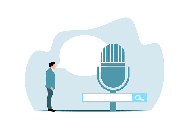 Homme debout à côté d'un grand microphone avec une barre de recherche, illustratif de la révolution du contrôle vocal ou du concept de podcasting.