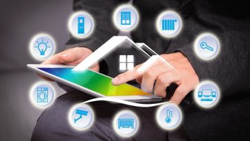 Une personne utilisant une tablette avec des icônes de contrôle de maison intelligente l'entourant, symbolisant l'intégration parfaite de la technologie