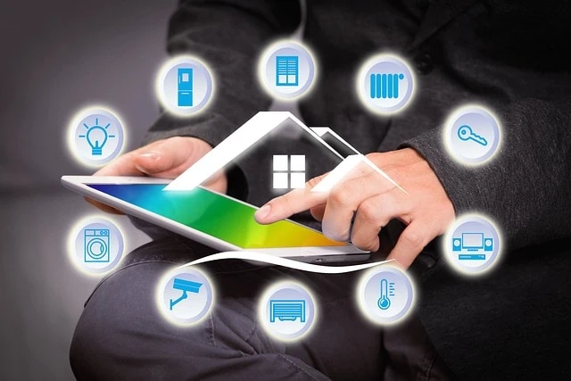 Une personne utilisant une tablette avec des icônes de contrôle de maison intelligente l'entourant, symbolisant l'intégration parfaite de la technologie