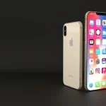 iPhone X doré debout à côté de son reflet vertical sur une surface sombre, intégrant des applications sociales innovantes.