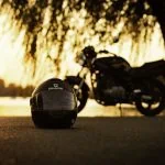 Un casque au sol reflétant les dernières tendances moto.