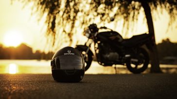 Un casque au sol reflétant les dernières tendances moto.