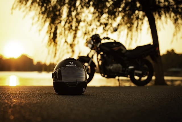 Un casque au sol reflétant les dernières tendances moto.