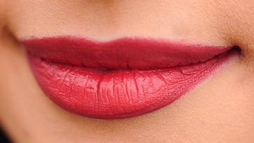 Un gros plan des lèvres d'une femme avec le rouge à lèvres parfait.