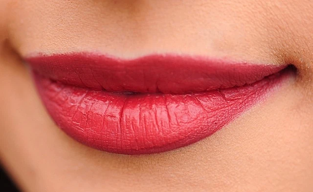 Un gros plan des lèvres d'une femme avec le rouge à lèvres parfait.