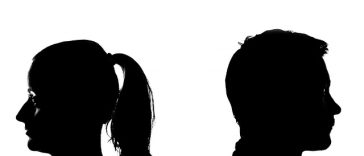 Silhouettes d'une femme avec une queue de cheval et d'un homme faisant face à des directions opposées sur un fond blanc.