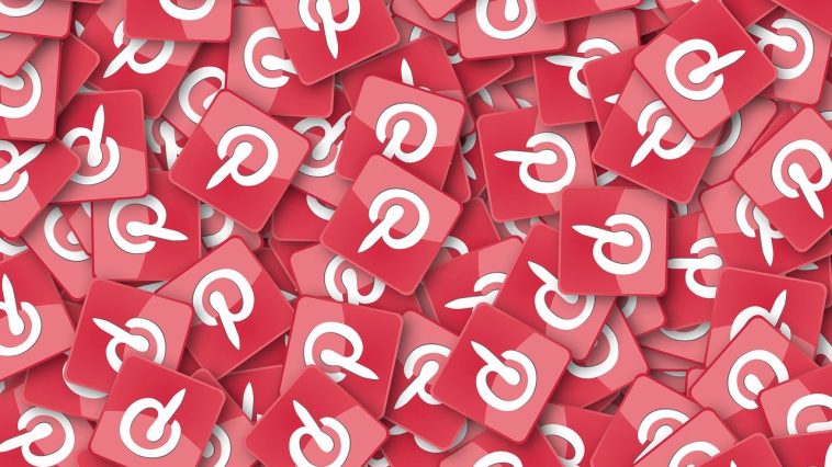 Une pile de carreaux carrés rouges arborant le logo blanc de Pinterest souligne l’engagement indéniable de la plateforme à améliorer la visibilité dans l’activité des médias sociaux.
