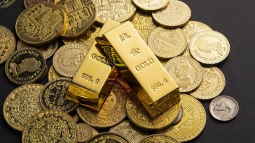 Des lingots d'or et diverses pièces d'or sont élégamment exposés sur une surface sombre, invitant subtilement à la contemplation des facteurs influençant le prix de l'or.